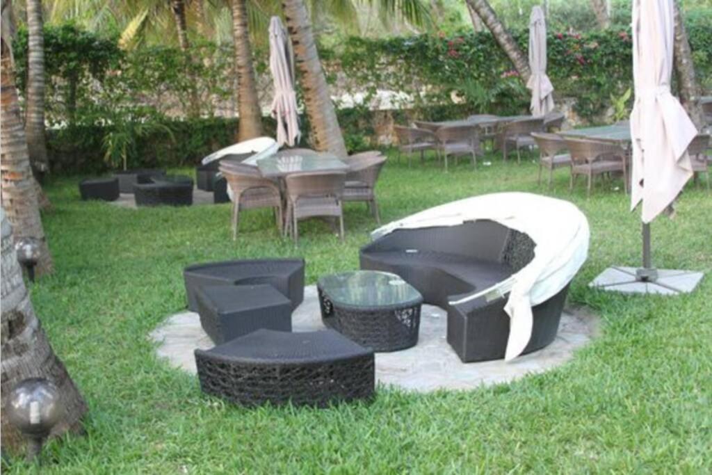 Cowrie Beach Haven Studio Apartment Mombasa Bagian luar foto