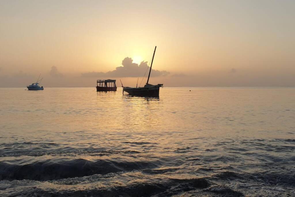 Cowrie Beach Haven Studio Apartment Mombasa Bagian luar foto