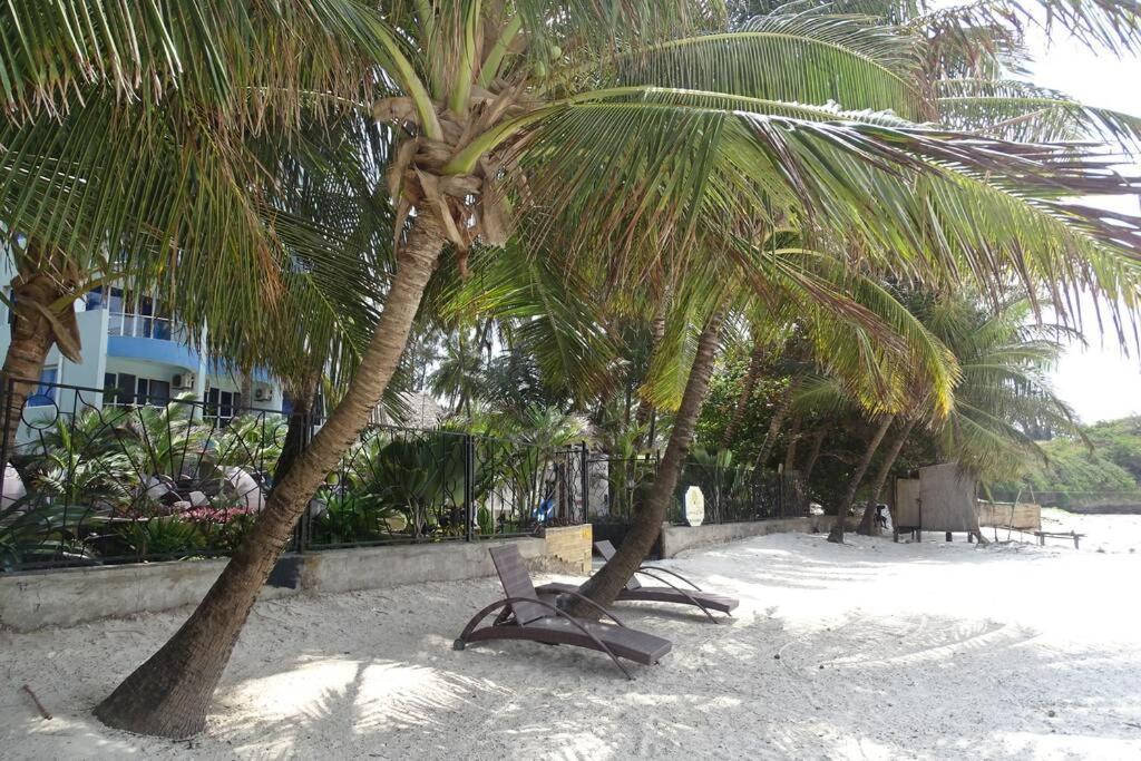 Cowrie Beach Haven Studio Apartment Mombasa Bagian luar foto