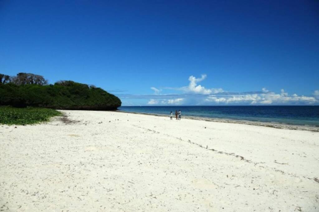 Cowrie Beach Haven Studio Apartment Mombasa Bagian luar foto