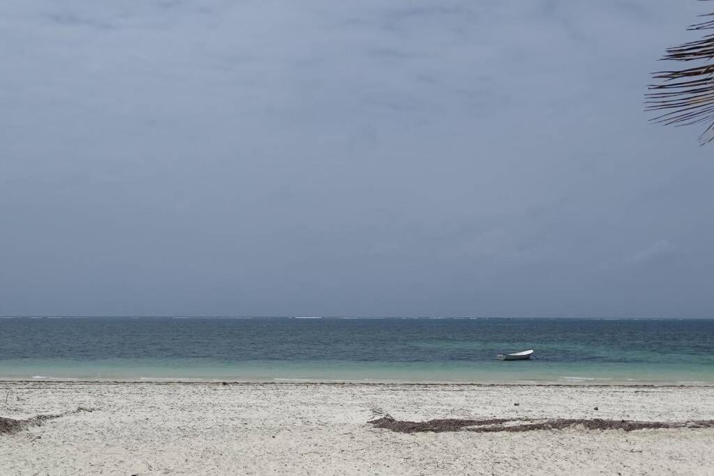 Cowrie Beach Haven Studio Apartment Mombasa Bagian luar foto